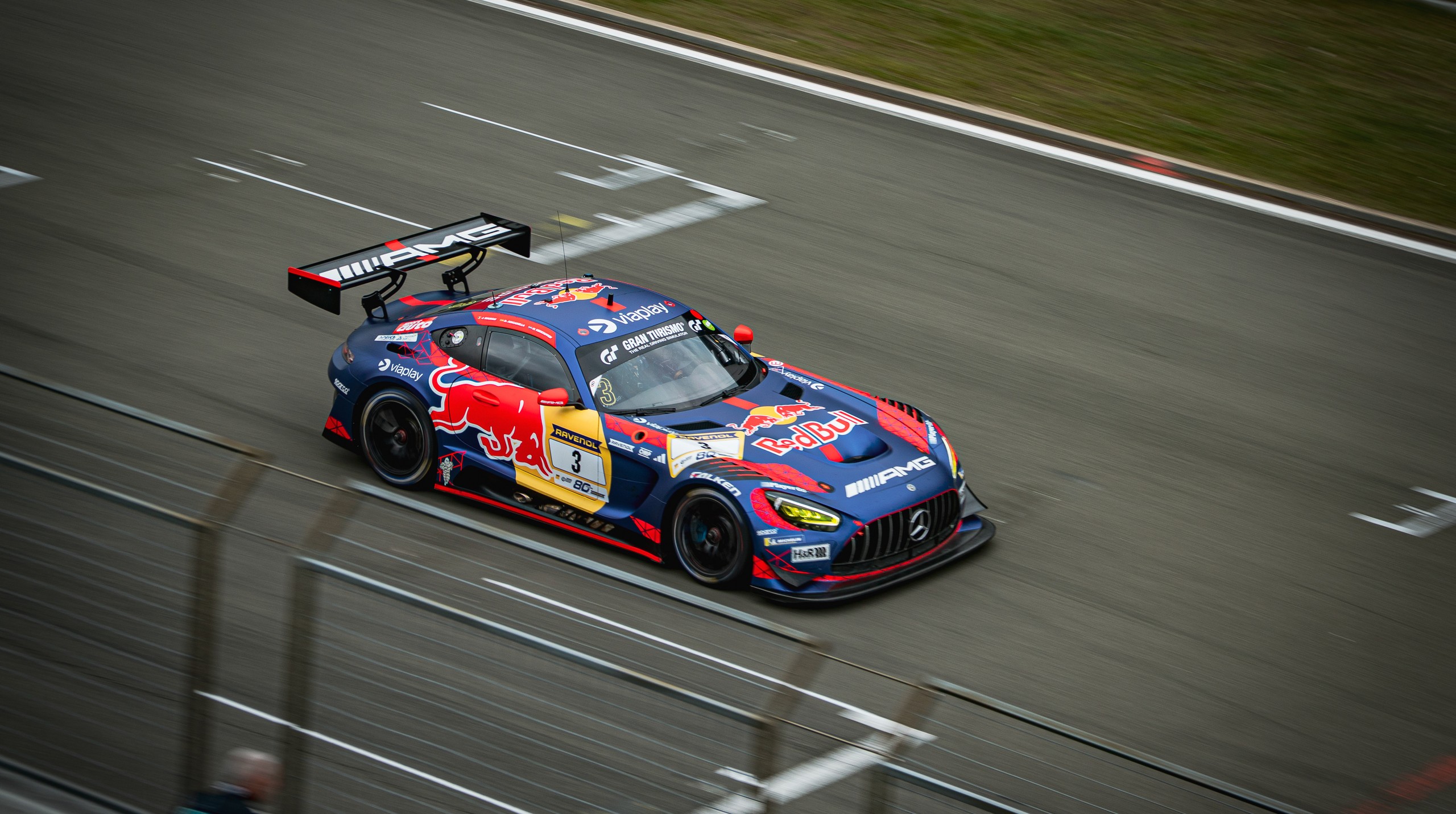 Red Bull Mercedes-AMG GT3 Rennwagen in voller Fahrt auf der Rennstrecke - Motorsport-Fotografie von Nik Pottbecker