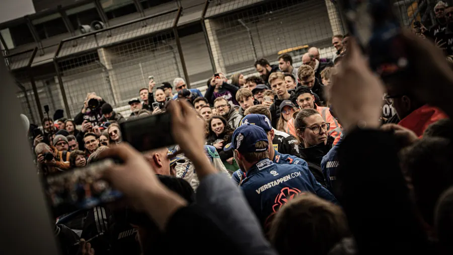 Fans filming with phones in the NLS pit lane, Nürburgring